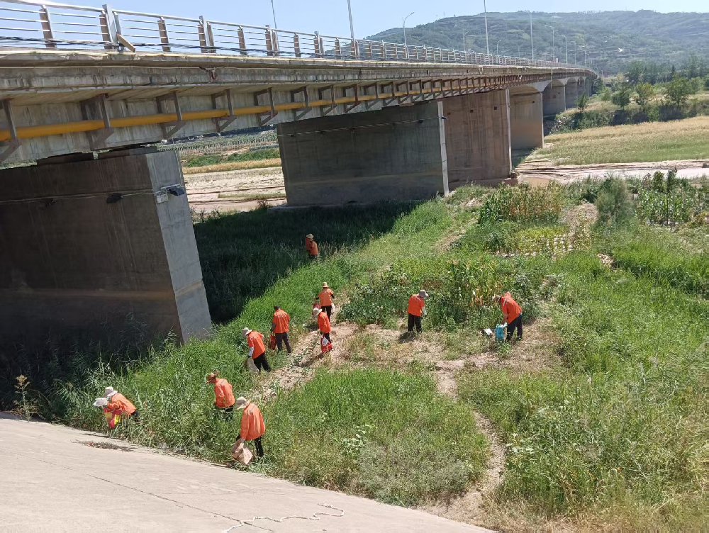 公用事業(yè)公司積極清理河道垃圾