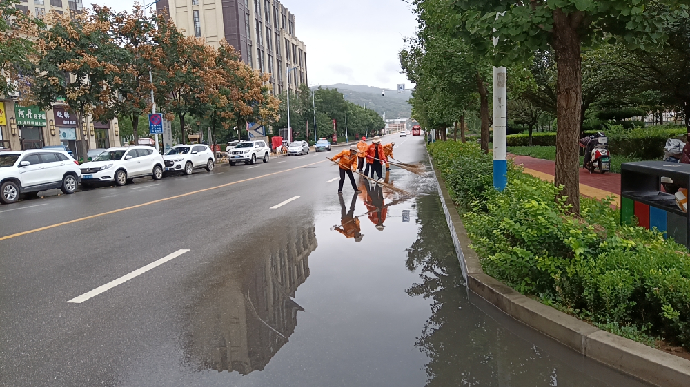 公用事業(yè)公司及時(shí)清理雨后淤泥積水